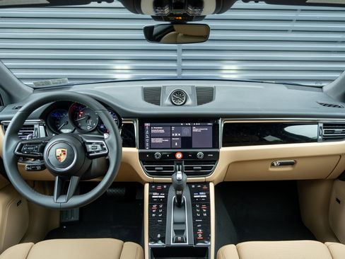 Certified 2025 Porsche Macan image 19