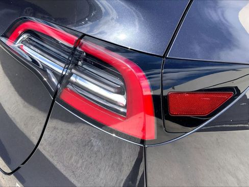 Used 2024 Tesla Model Y 2WD image 31