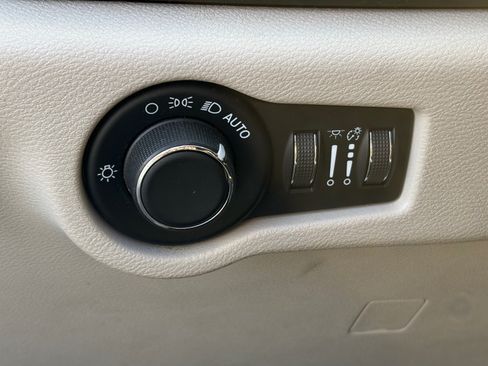 Used 2022 Chrysler Voyager LX FWD image 10