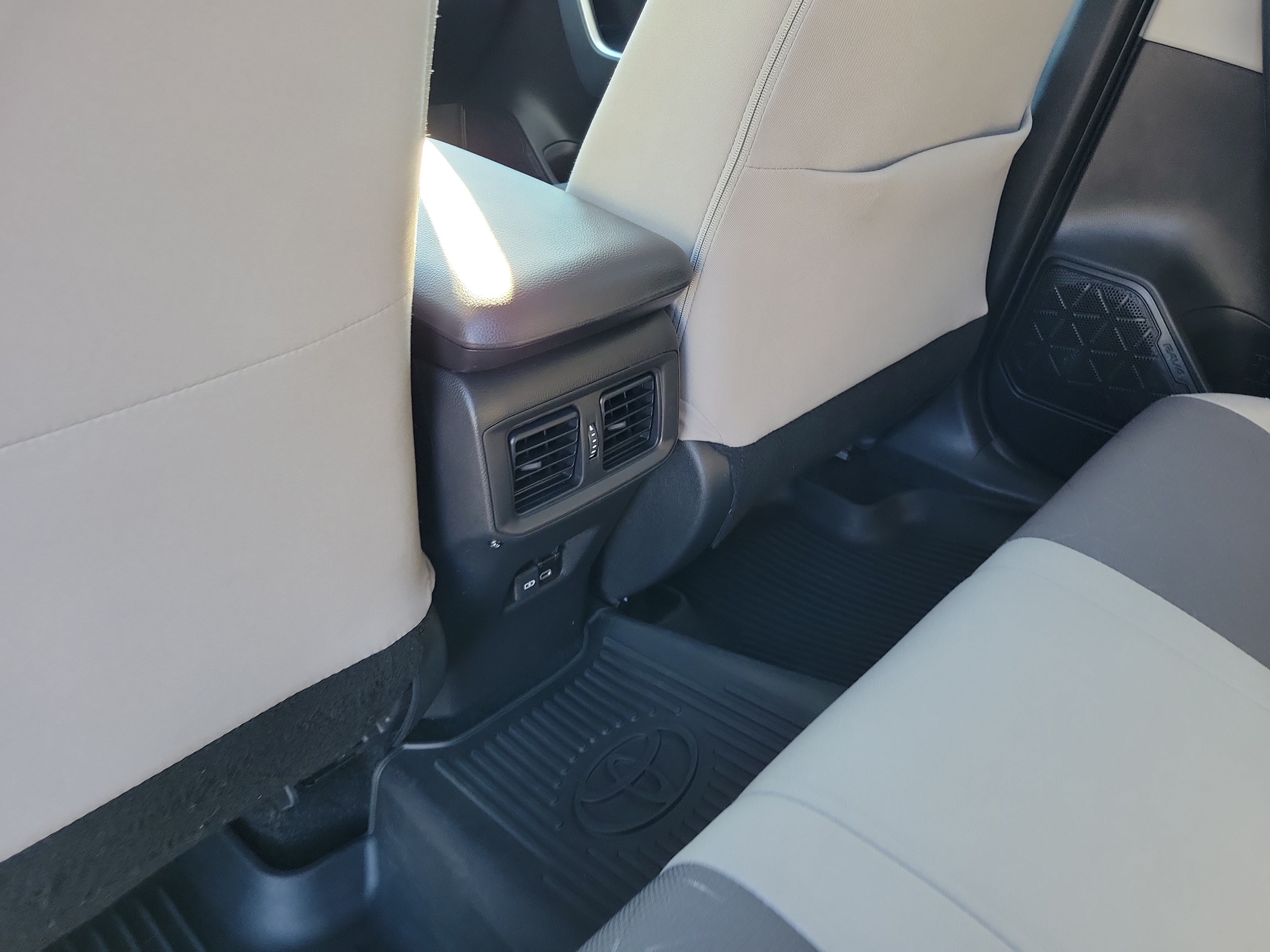 Used 2023 Toyota RAV4 XLE FWD image 12
