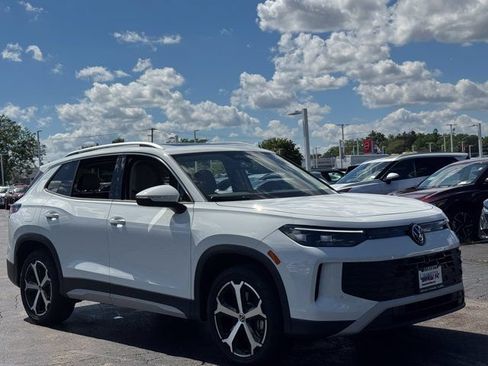 Used 2025 Volkswagen Tiguan SE AWD/4WD image 2