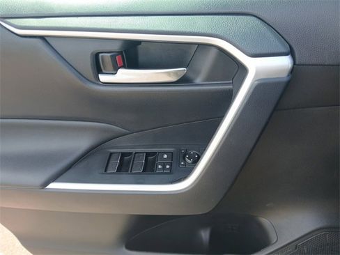 Used 2021 Toyota RAV4 XLE Premium image 18