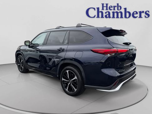 Used 2022 Toyota Highlander XSE AWD/4WD image 3