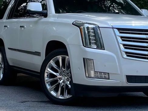 Used 2018 Cadillac Escalade Platinum RWD image 10