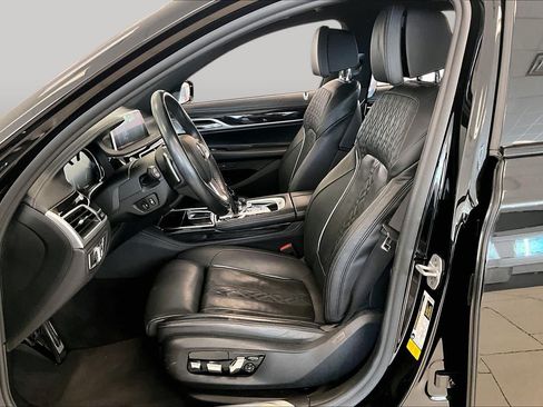 Used 2019 BMW 750i w/ Executive Package RWD image 6