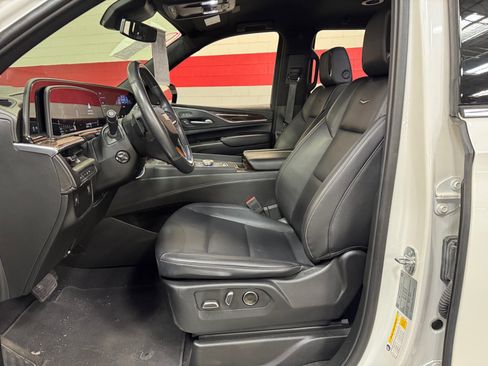 Used 2024 Cadillac Escalade Luxury AWD/4WD image 14