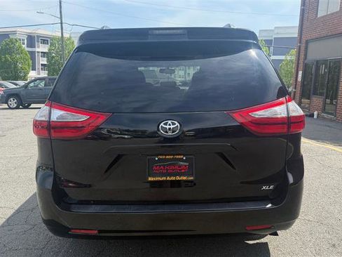 Used 2017 Toyota Sienna XLE image 18