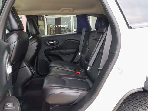 Used 2015 Jeep Cherokee Trailhawk w/ Comfort/Convenience Group AWD/4WD image 8