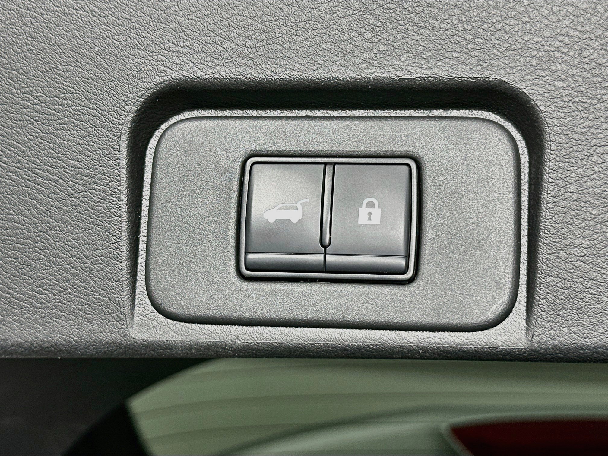 Used 2025 Nissan Rogue SV FWD image 28