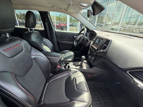 Used 2019 Jeep Cherokee Trailhawk w/ Cold Weather Group AWD/4WD image 13