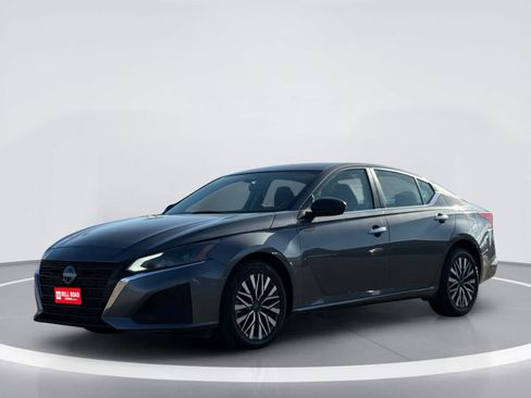 Used 2025 Nissan Altima 2.5 SV AWD/4WD image 2