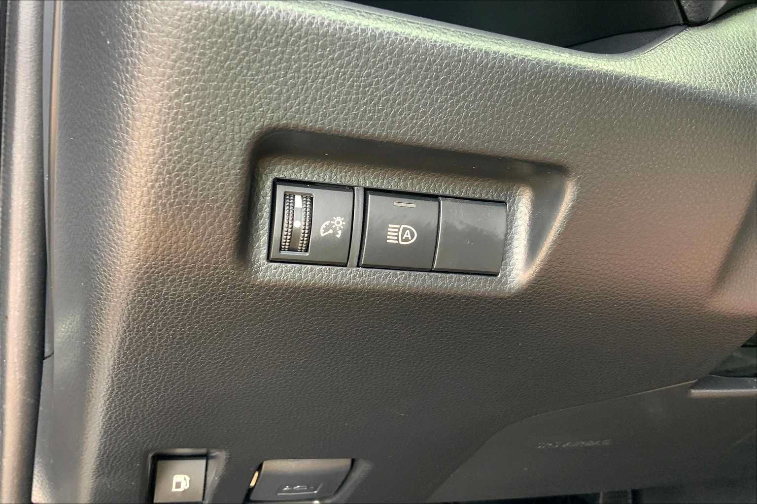 Used 2025 Toyota RAV4 LE AWD/4WD image 33