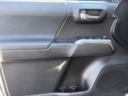 Used 2017 Toyota Tacoma TRD Sport w/ Tow Package (A/T) image 16