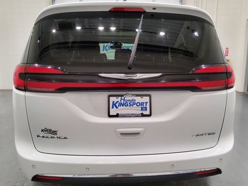 Used 2023 Chrysler Pacifica Limited image 12
