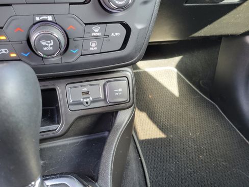Used 2021 Jeep Renegade Latitude w/ Convenience Group FWD image 19