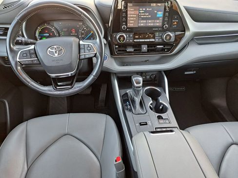 Used 2021 Toyota Highlander XLE image 22