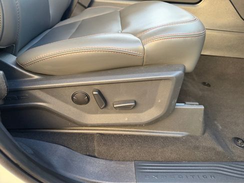 Used 2025 Ford Expedition Active AWD/4WD image 32