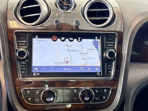Used 2018 Bentley Bentayga image 13