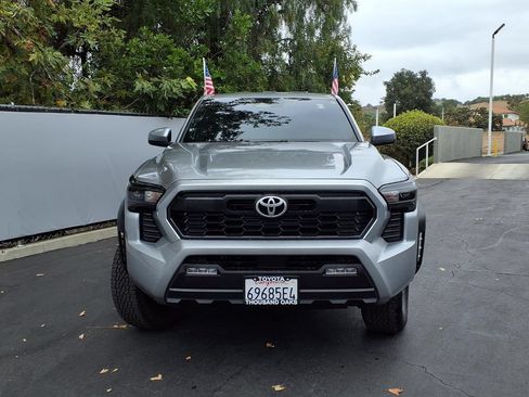 Certified 2025 Toyota Tacoma TRD Off-Road AWD/4WD image 2