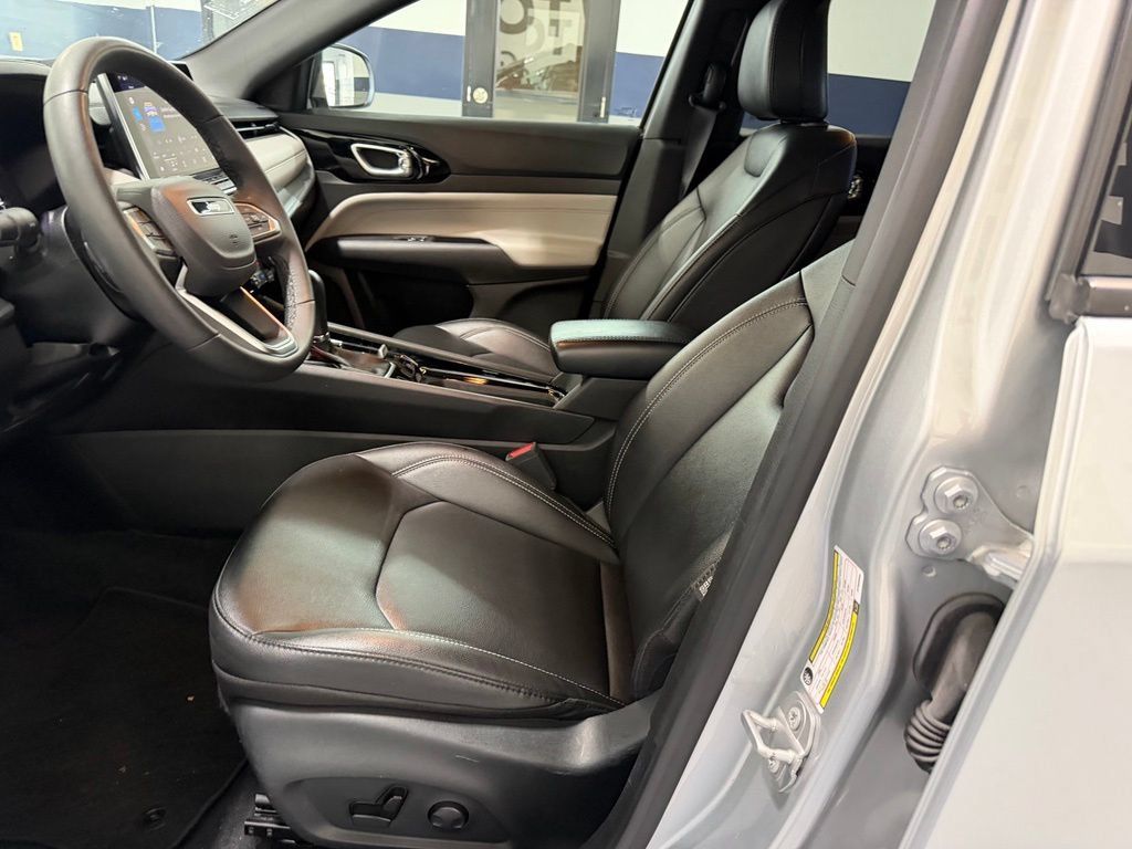Used 2025 Jeep Compass Limited AWD/4WD image 16