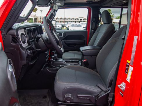 Used 2024 Jeep Gladiator Sport AWD/4WD image 12