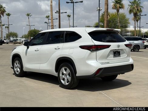 Used 2024 Toyota Highlander LE FWD image 4