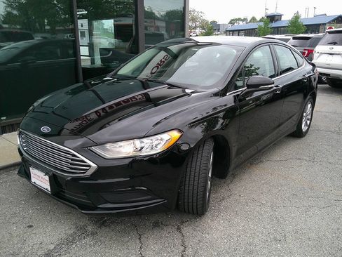 Used 2017 Ford Fusion SE w/ Fusion SE Technology Package FWD image 2