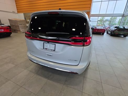 Used 2026 Chrysler Pacifica Limited FWD image 10