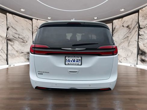 Used 2022 Chrysler Pacifica Touring-L image 4