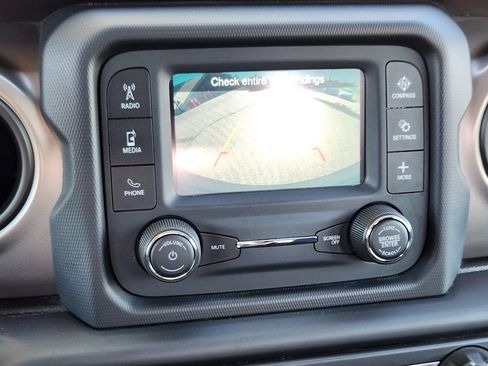 Used 2018 Jeep Wrangler Sport AWD/4WD image 9