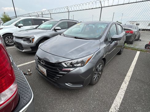 Used 2025 Nissan Versa SV FWD image 3
