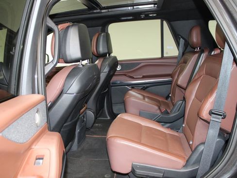Used 2025 Lincoln Navigator Reserve image 19