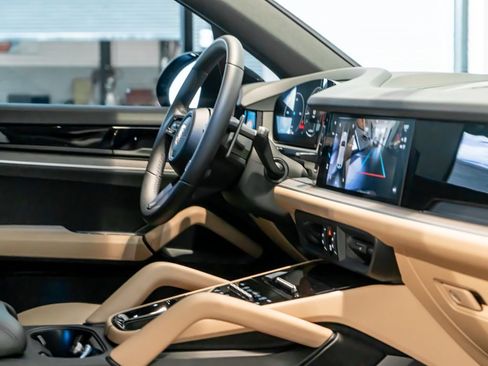 Certified 2025 Porsche Cayenne AWD/4WD image 31