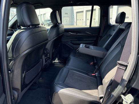 Used 2023 Jeep Grand Cherokee Altitude RWD image 32