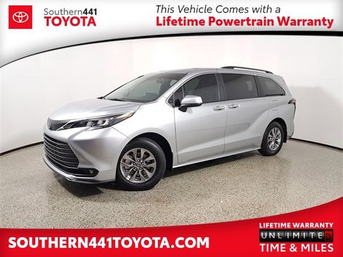 Used 2025 Toyota Sienna XLE image 1