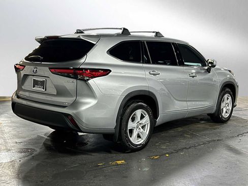 Used 2022 Toyota Highlander LE image 3