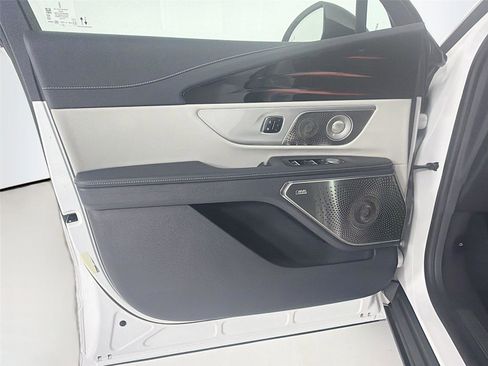 Used 2025 Lincoln Nautilus Reserve image 18