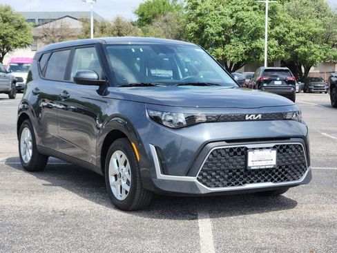 Used 2025 Kia Soul LX image 2