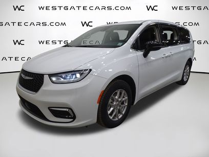 Used 2024 Chrysler Pacifica Touring-L