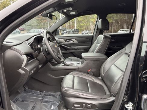 Used 2023 Chevrolet Traverse LT image 16