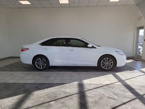 Used 2016 Toyota Camry SE image 4