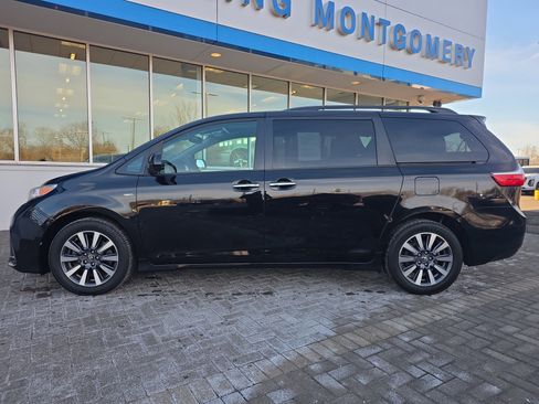 Used 2018 Toyota Sienna XLE Premium image 2