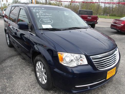 Used 2016 Chrysler Town & Country LX image 1