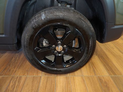 Used 2018 Jeep Compass Latitude w/ Cold Weather Group AWD/4WD image 9