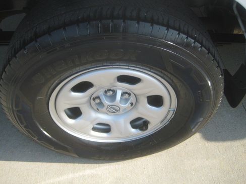 Used 2024 Nissan Frontier S RWD image 8