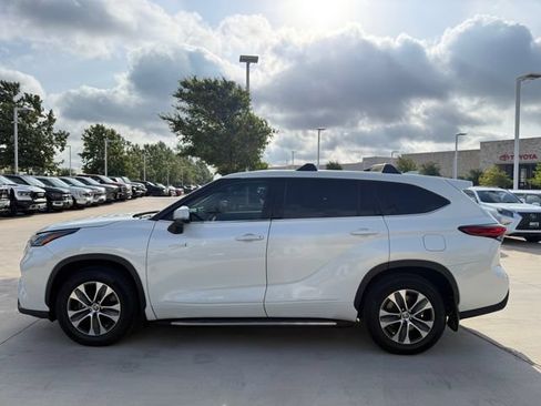 Used 2021 Toyota Highlander LE FWD image 4