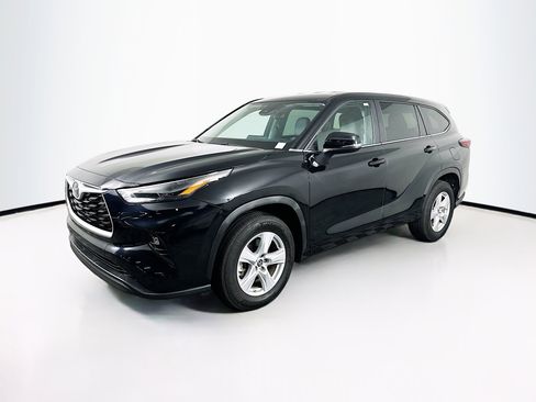 Used 2024 Toyota Highlander LE image 3