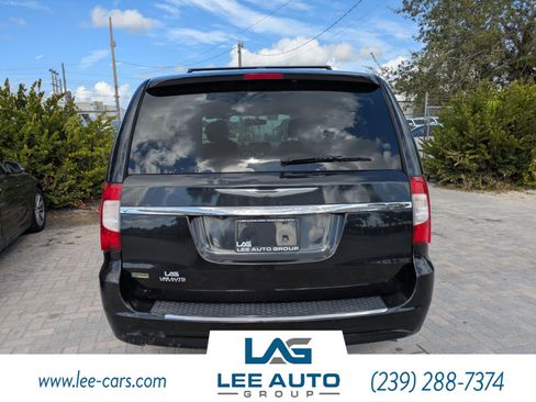Used 2016 Chrysler Town & Country Touring image 4