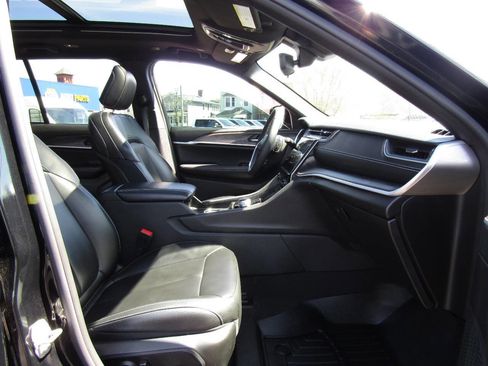 Used 2024 Jeep Grand Cherokee Limited w/ Black Appearance Package image 26