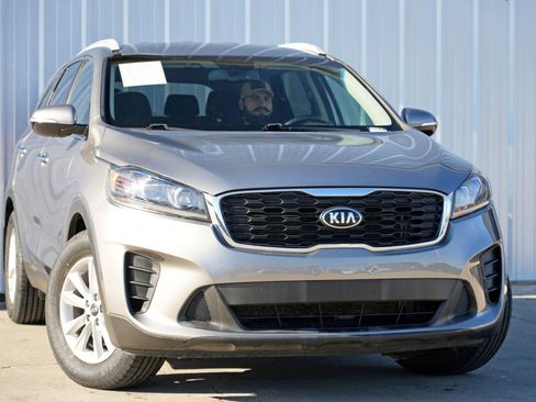 Used 2019 Kia Sorento LX w/ LX Convenience Package image 2